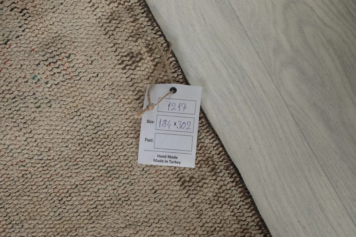 Tag displaying the rug's dimensions (184 x 302 cm) and origin as hand-made in Turkey