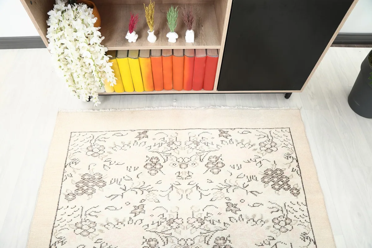 Detailed view of the rug's top section and border, showing the gray motifs