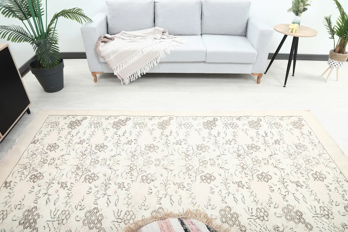 Overhead view of the ivory rug in a room, highlighting its full pattern and size