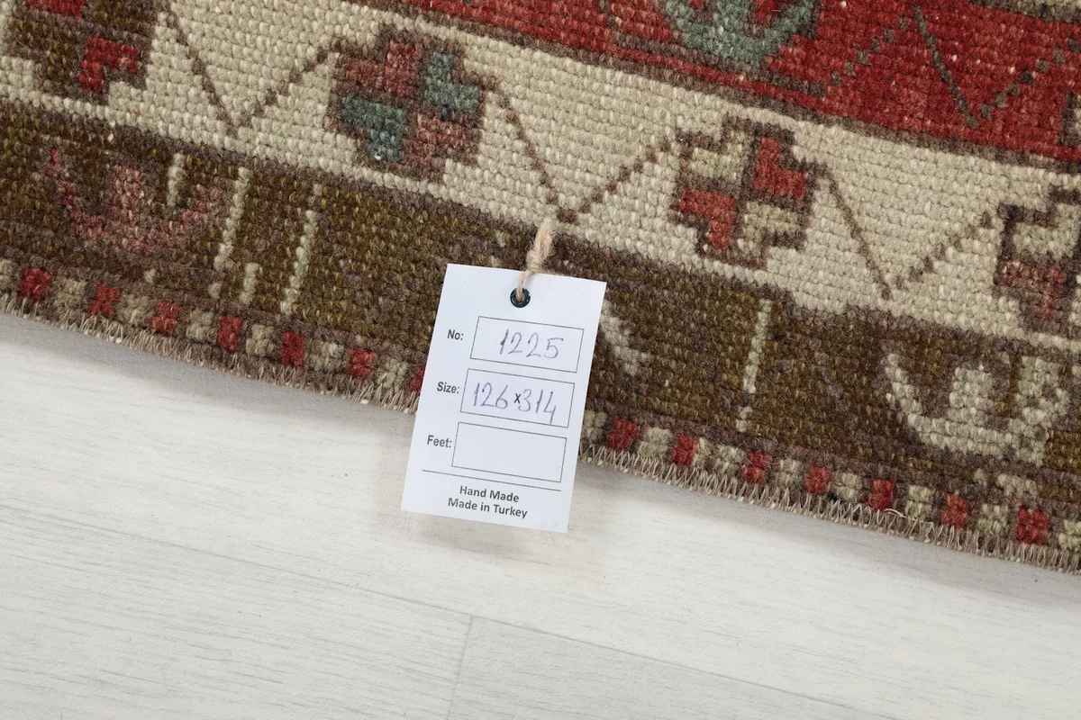 Detail of the rug's corner with a product tag showing 'Hand Made in Turkey' and size information