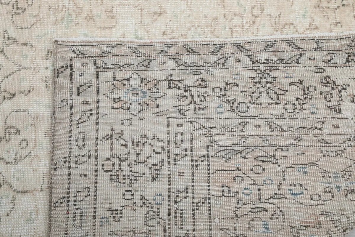 Close-up of the rug's reverse side, detailing the knots and the craftsmanship of the hand-knotted construction.
