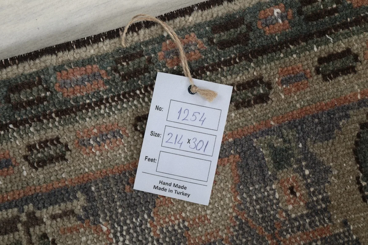 Tag showing the rug's dimensions and 'Hand Made Made in Turkey' information