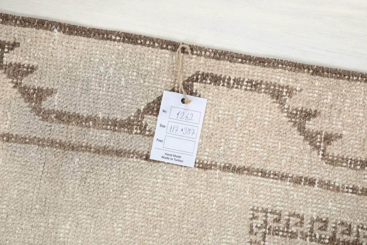 Close-up of the rug's edge with a product tag showing dimensions