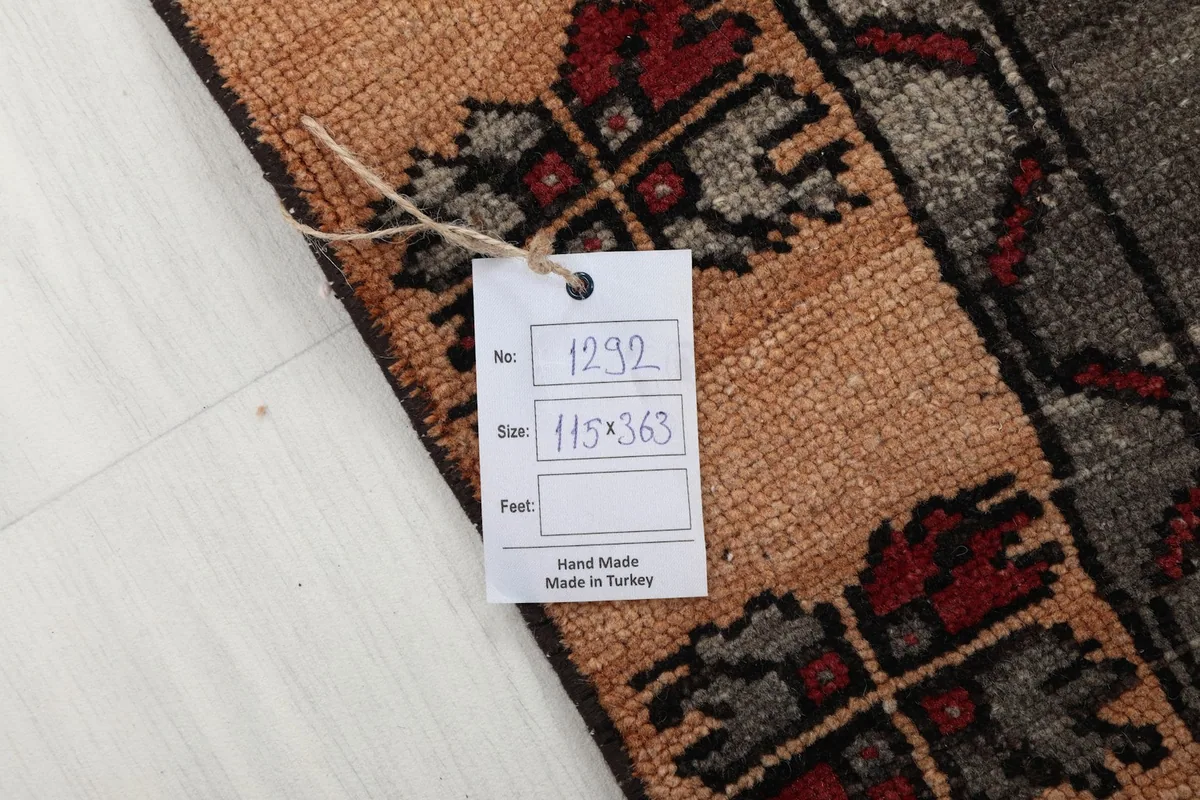 Rug tag displaying the item number and size in centimeters, attached to the corner of the runner.