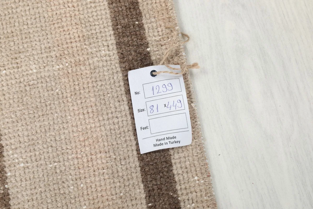 Product tag attached to the rug, displaying item number and dimensions in centimeters