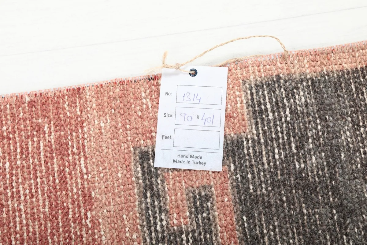 Close-up of the rug's surface with a size tag showing measurements in centimeters