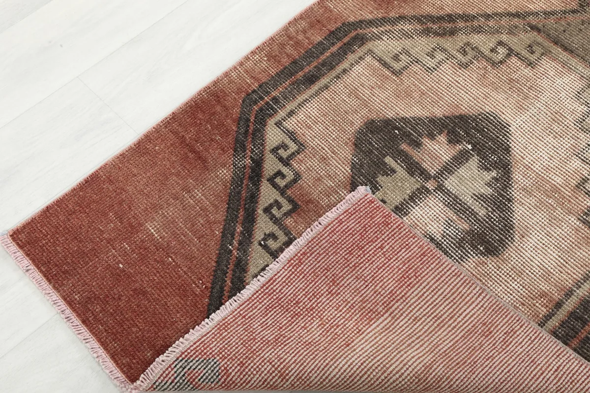 View of the runner's reverse side, showing its cotton foundation and weave