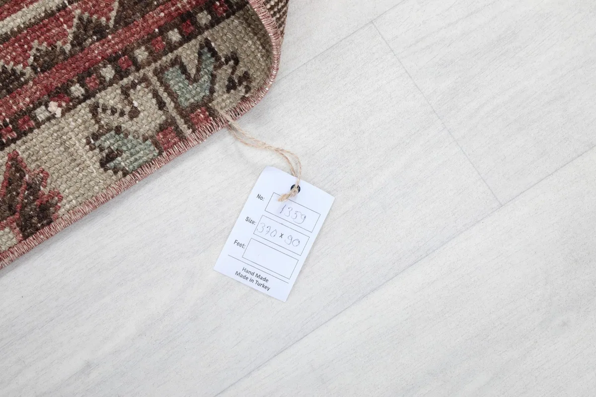 Product tag on the rug, indicating dimensions in centimeters and origin.