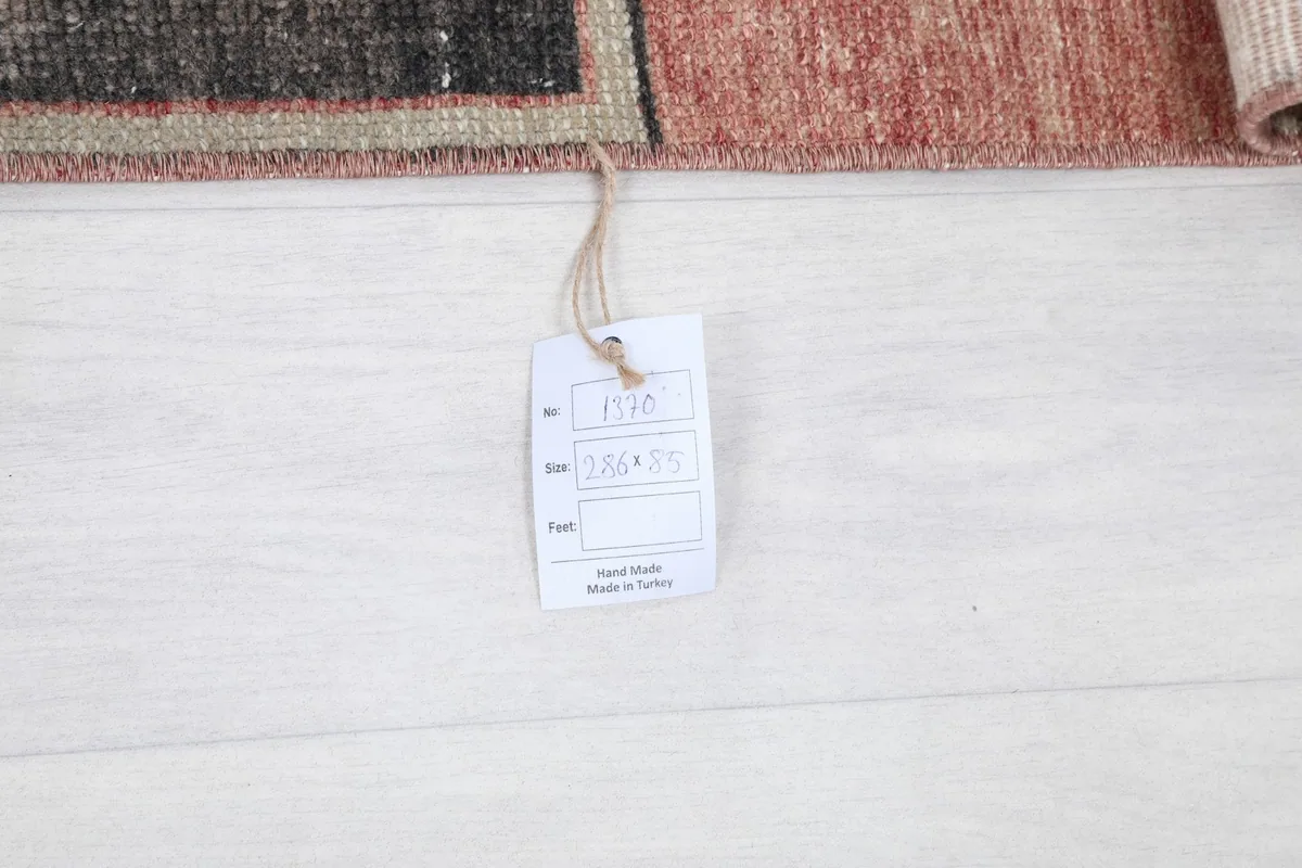 Tag displaying the rug's dimensions and origin, confirming it is hand-made in Turkey.