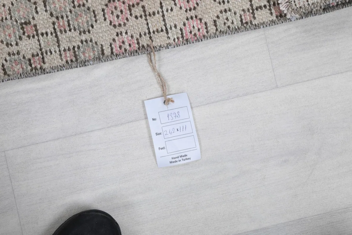 Information tag attached to the rug, displaying its size and origin