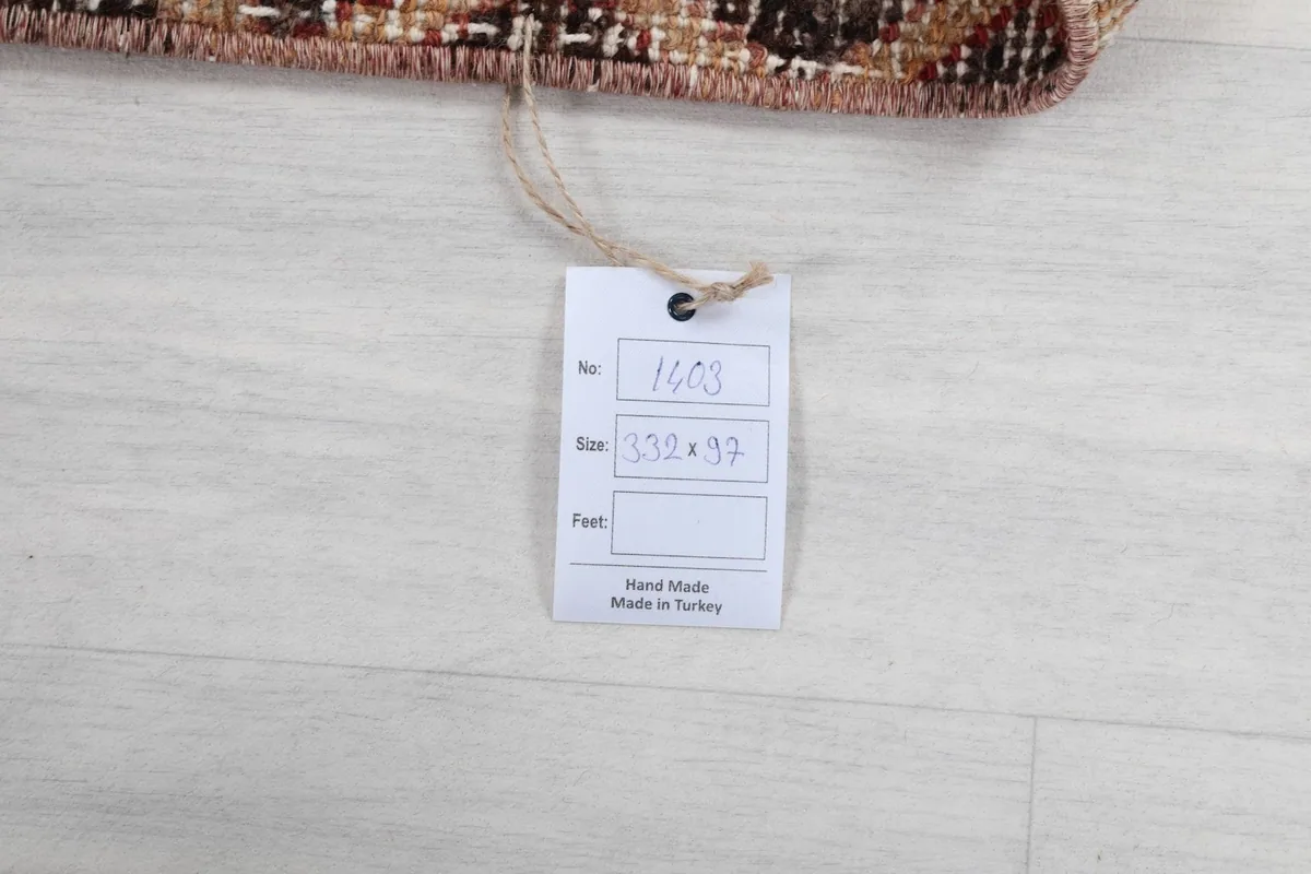 Tag displaying the rug's unique number and dimensions in centimeters and feet.