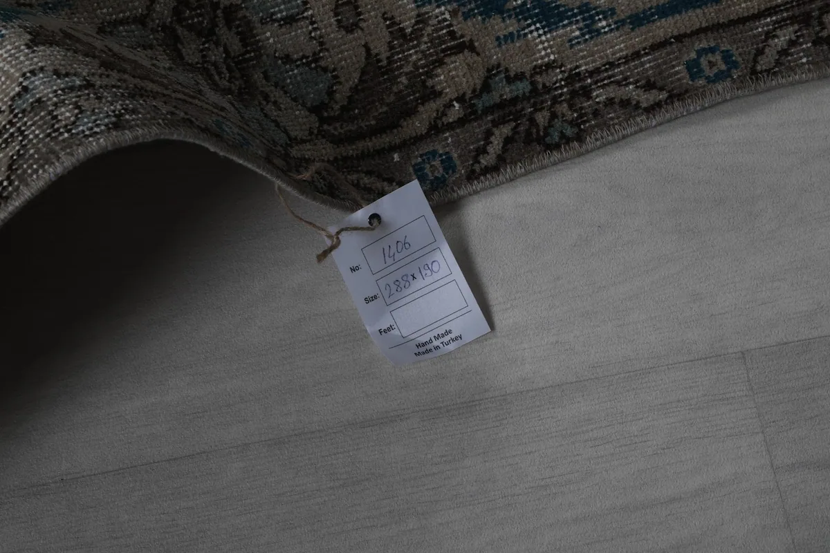 Label attached to the rug, indicating its dimensions and origin from Anatolia, Turkey