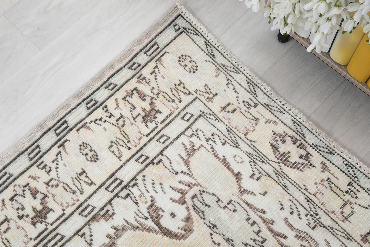 Corner detail of the rug's border design with geometric elements