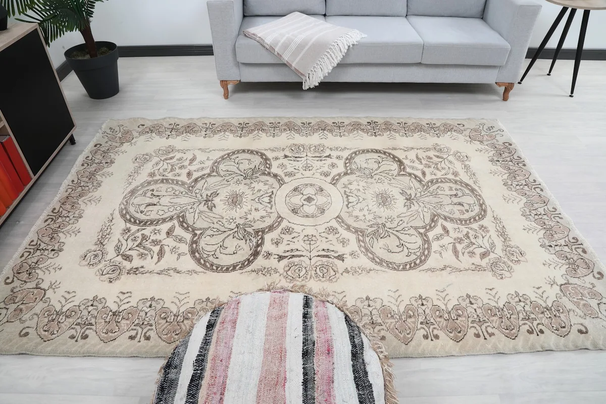 Frontal room view of the rug, emphasizing its ivory and rose color palette