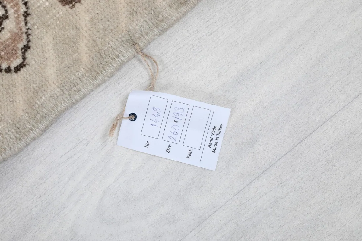 Tag displaying the rug's size 5'8" x 8'6" (173 x 260 cm) and 'Hand Made in Turkey'