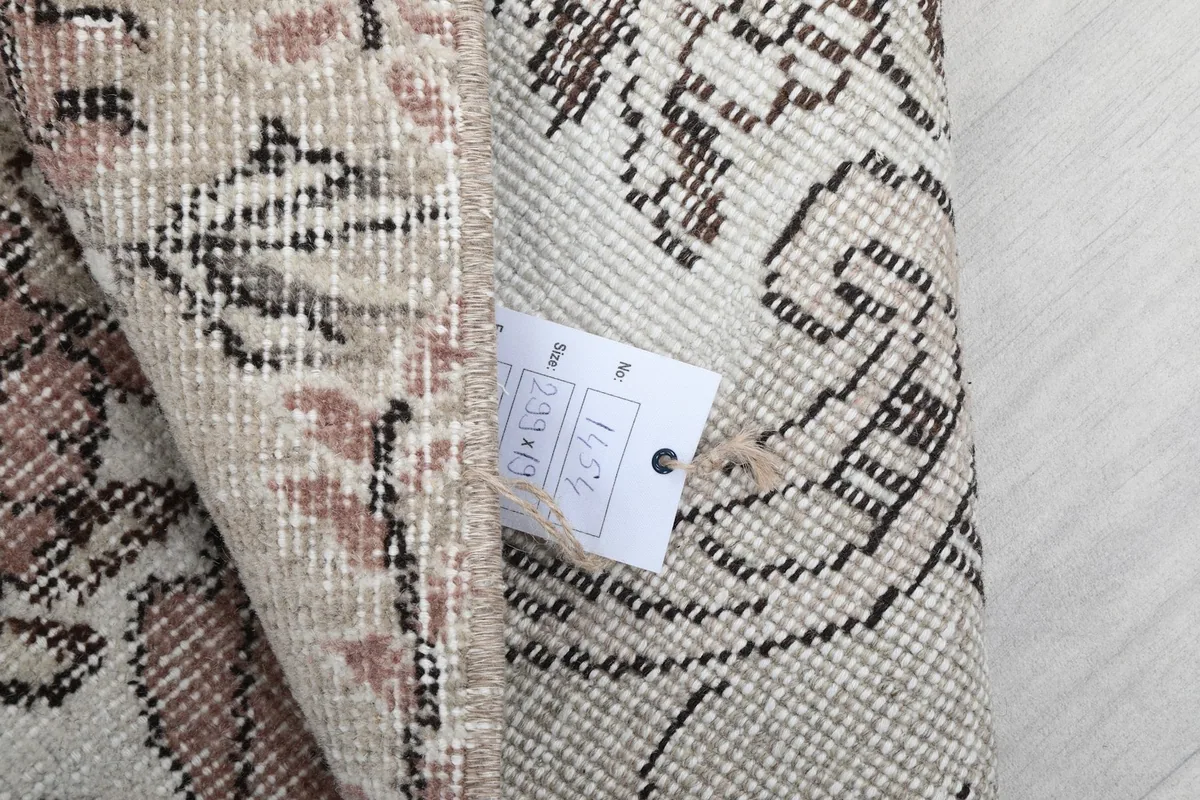 Label showing the dimensions 6'3" x 9'10" (191 x 299 cm) and product details