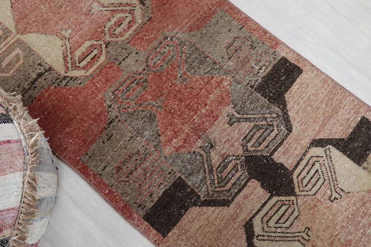 Overhead angle of the runner's mid-section, highlighting the black and beige tribal motifs.