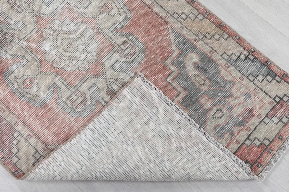 View of the underside of a corner, revealing the cotton foundation and knotting