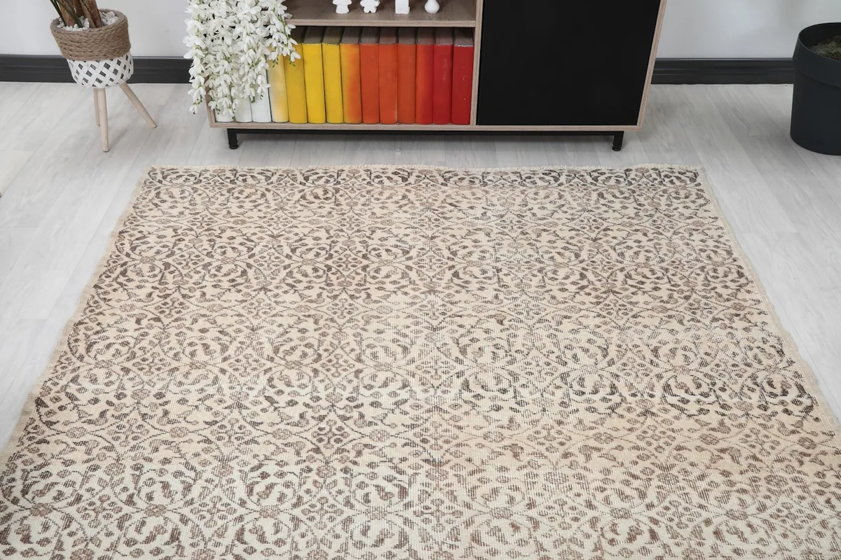 View of the rug in a room, showing its length and the blend of ivory and gray tones