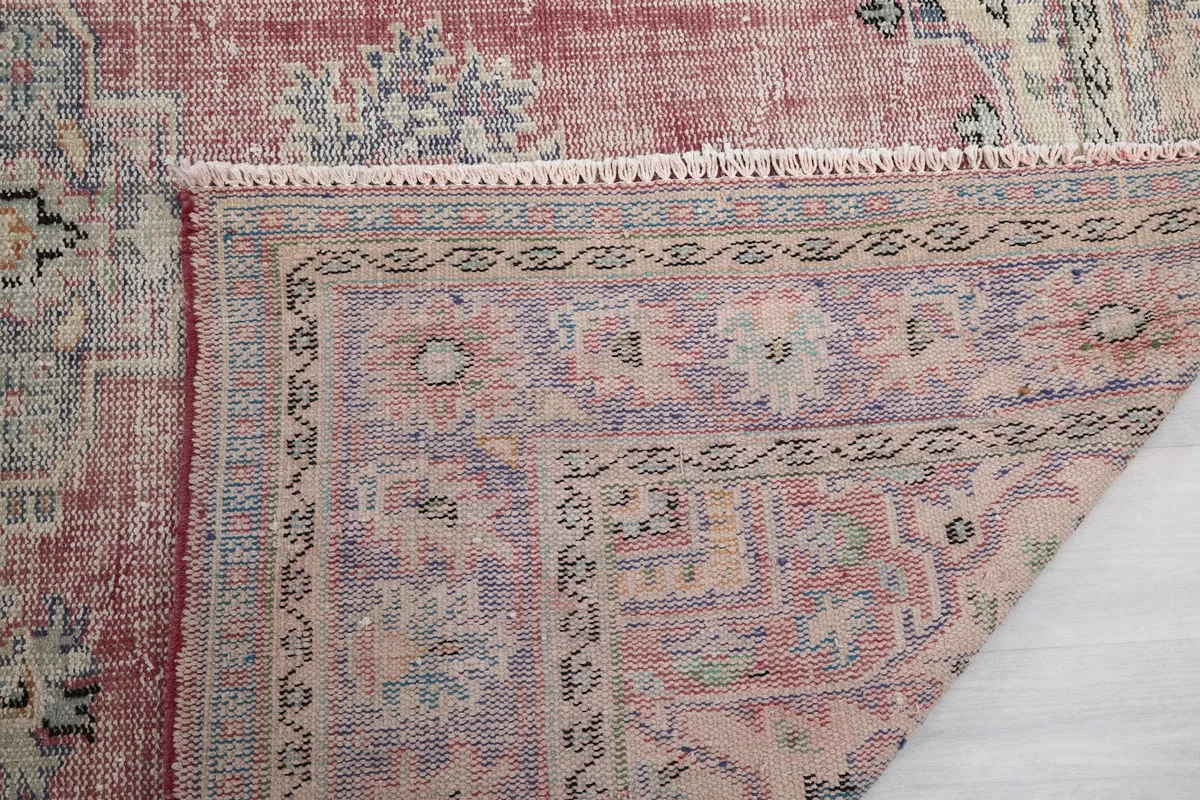 Detail of the rug's corner, showing the short fringe and the tightly woven edge