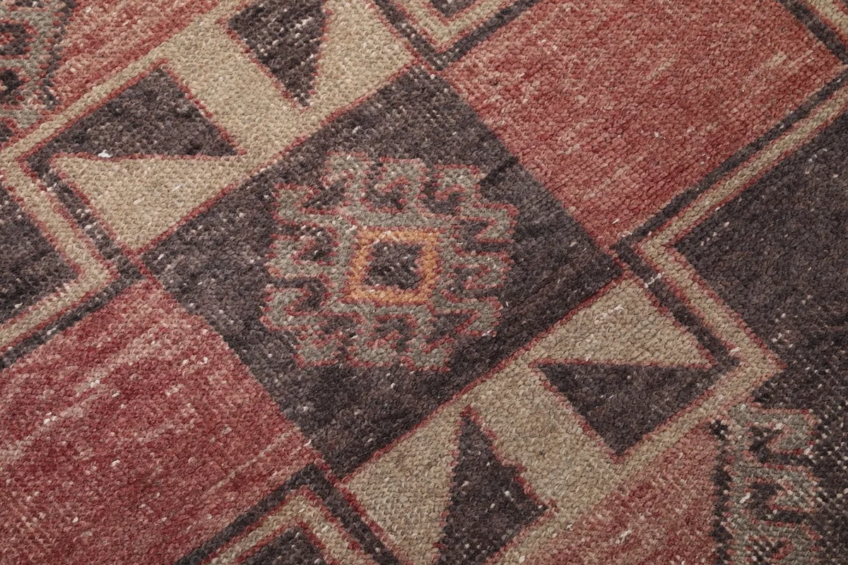 Close-up of the wool pile texture and a specific geometric motif within a medallion.