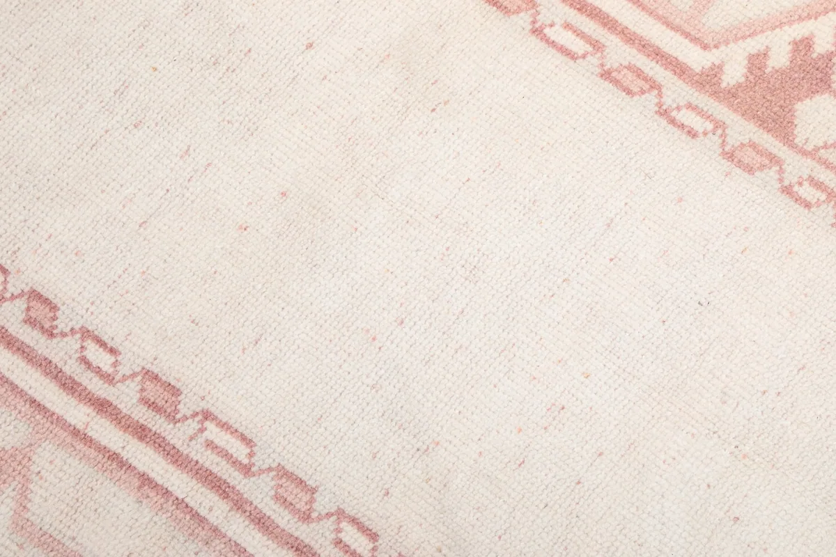 Close-up of the low wool pile and the texture of the ivory field