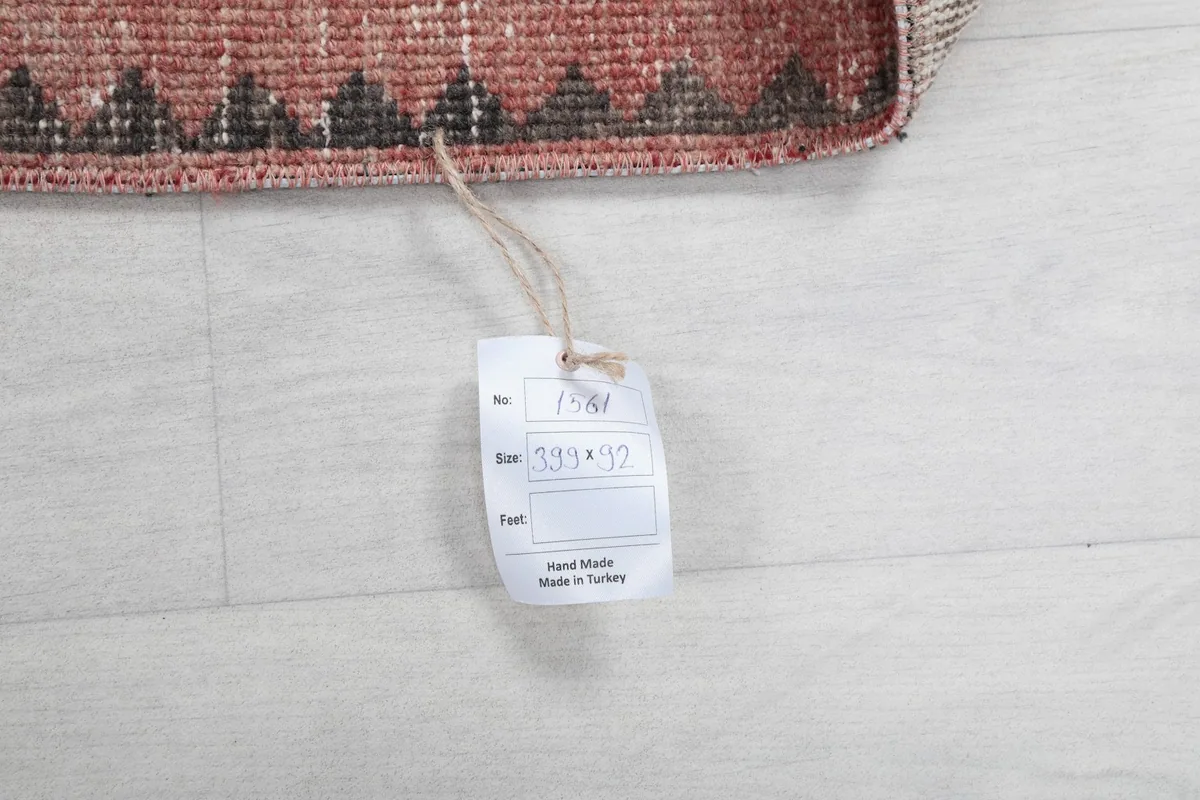 Close-up of the product tag attached to the rug, displaying size details.