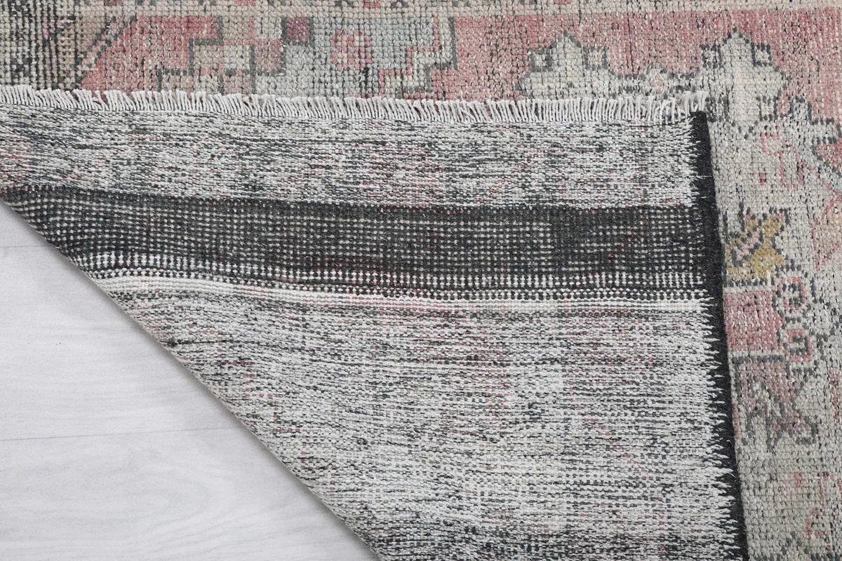 Close-up of the back of the runner, showing the tightly woven cotton foundation and knotting
