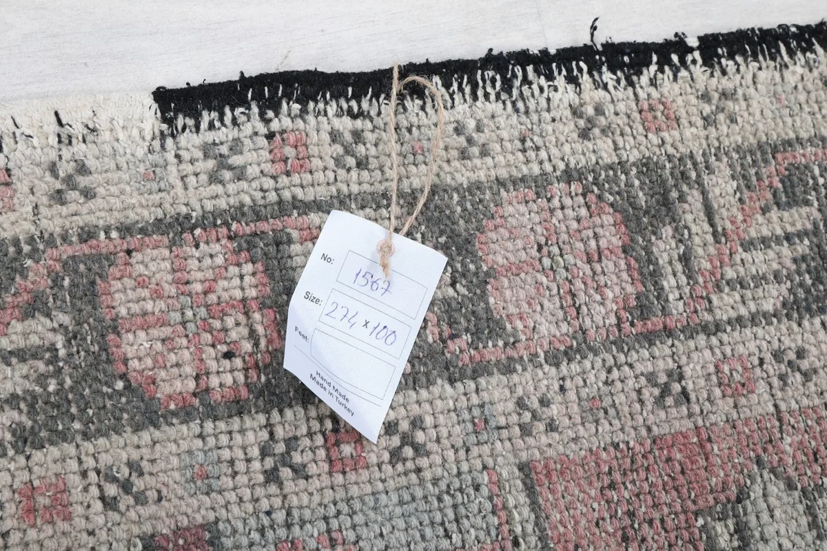 Corner of the rug with a tag displaying its dimensions in centimeters