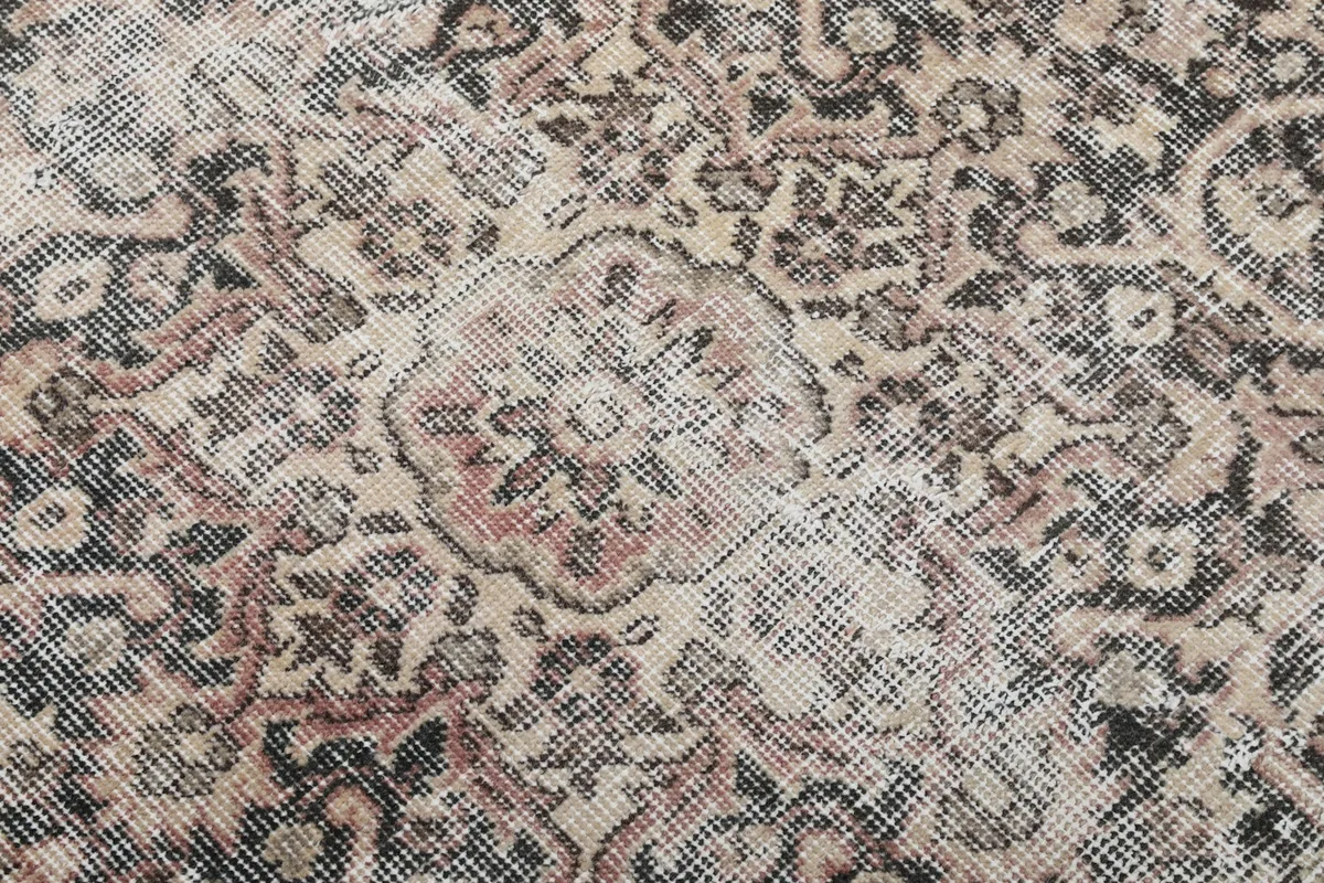 Detailed texture and pattern of the hand-knotted wool pile, revealing subtle color shifts