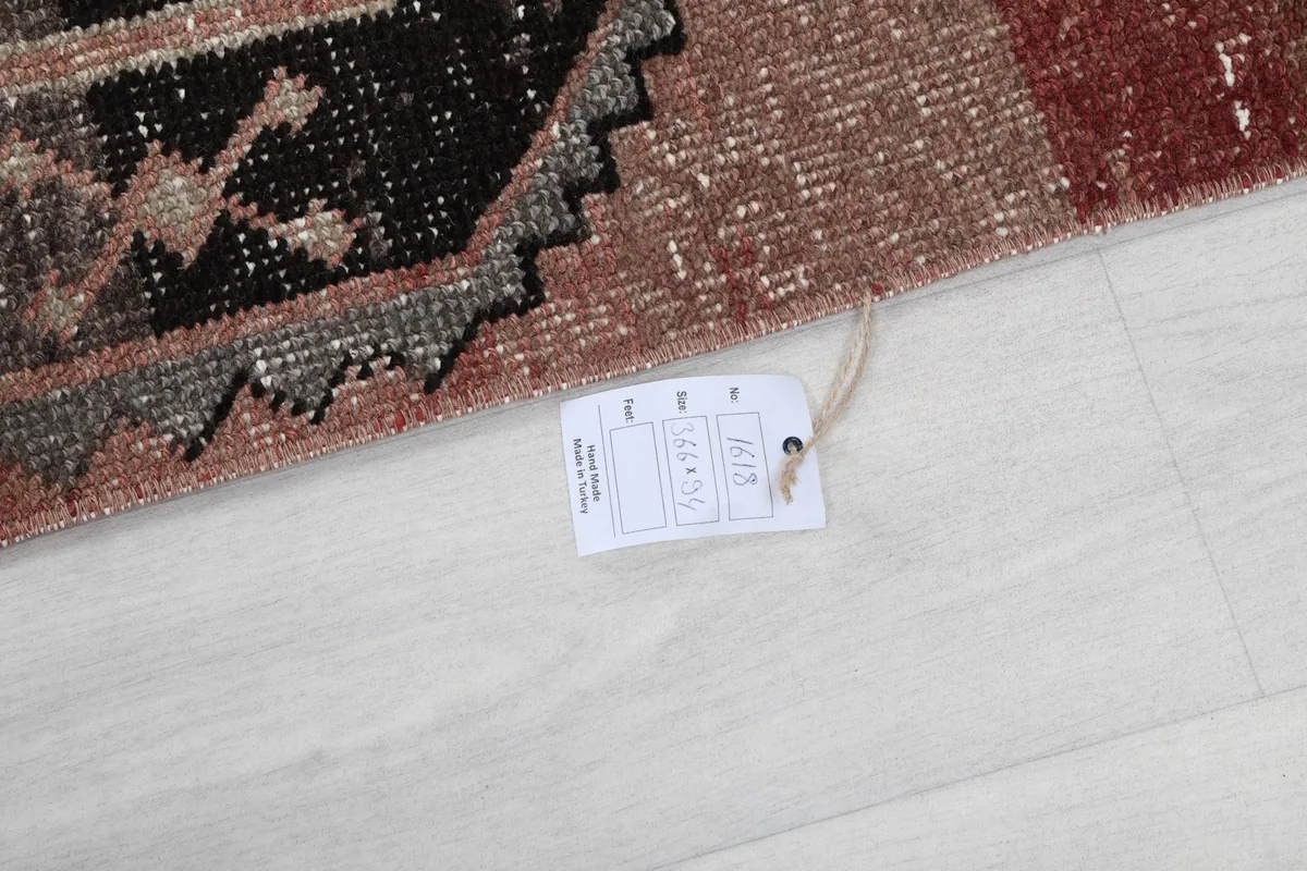 Rug label showing size and material details, attached to the corner of the runner