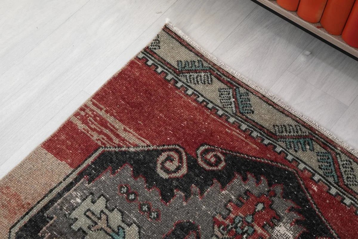 Close-up of the top border area, showing a section with red and gray patterns
