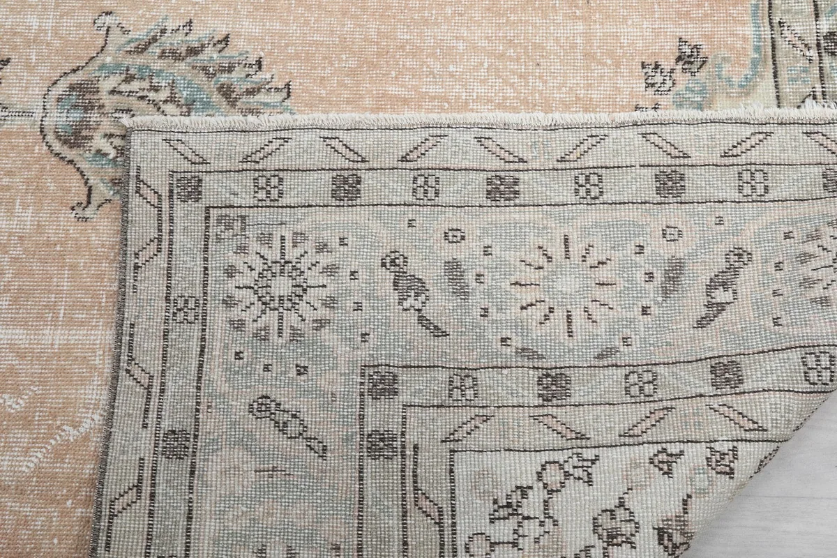 Close-up of the rug's edge, showing the short fringe and the tightly woven backing.