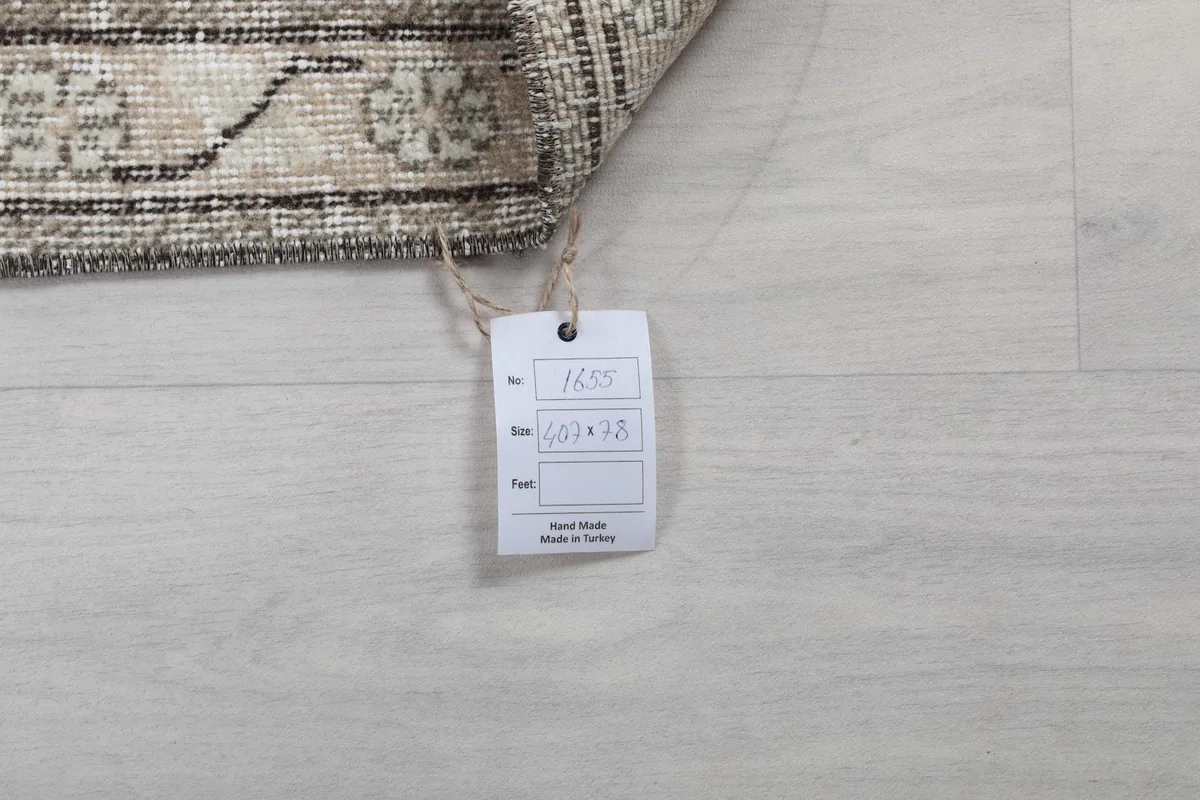 Tag displaying the rug's dimensions and origin, confirming hand-made in Turkey