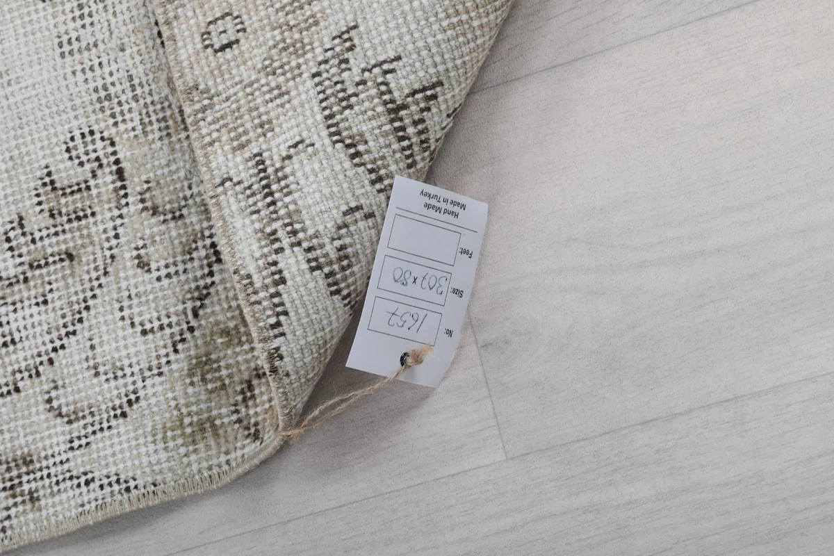 Label attached to the rug's back, indicating its origin and dimensions in Turkey