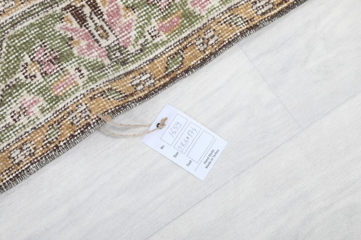 Close-up of the rug's edge with a product tag displaying size information