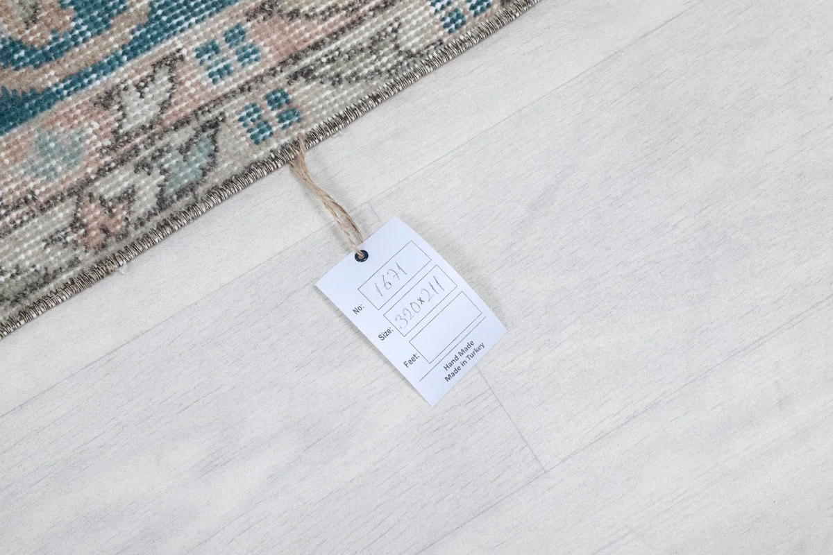Product tag displaying rug dimensions and origin on a white background