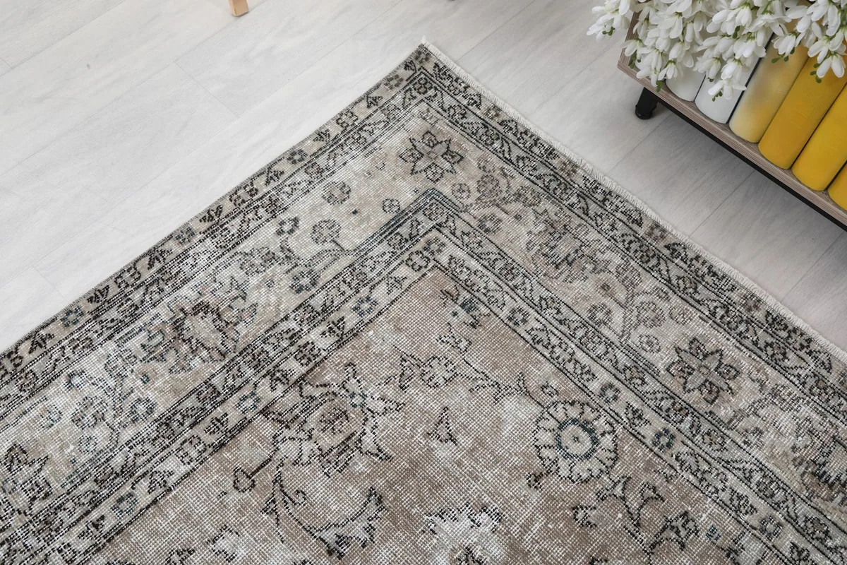 Angled view of a rug corner, highlighting the intricate border pattern