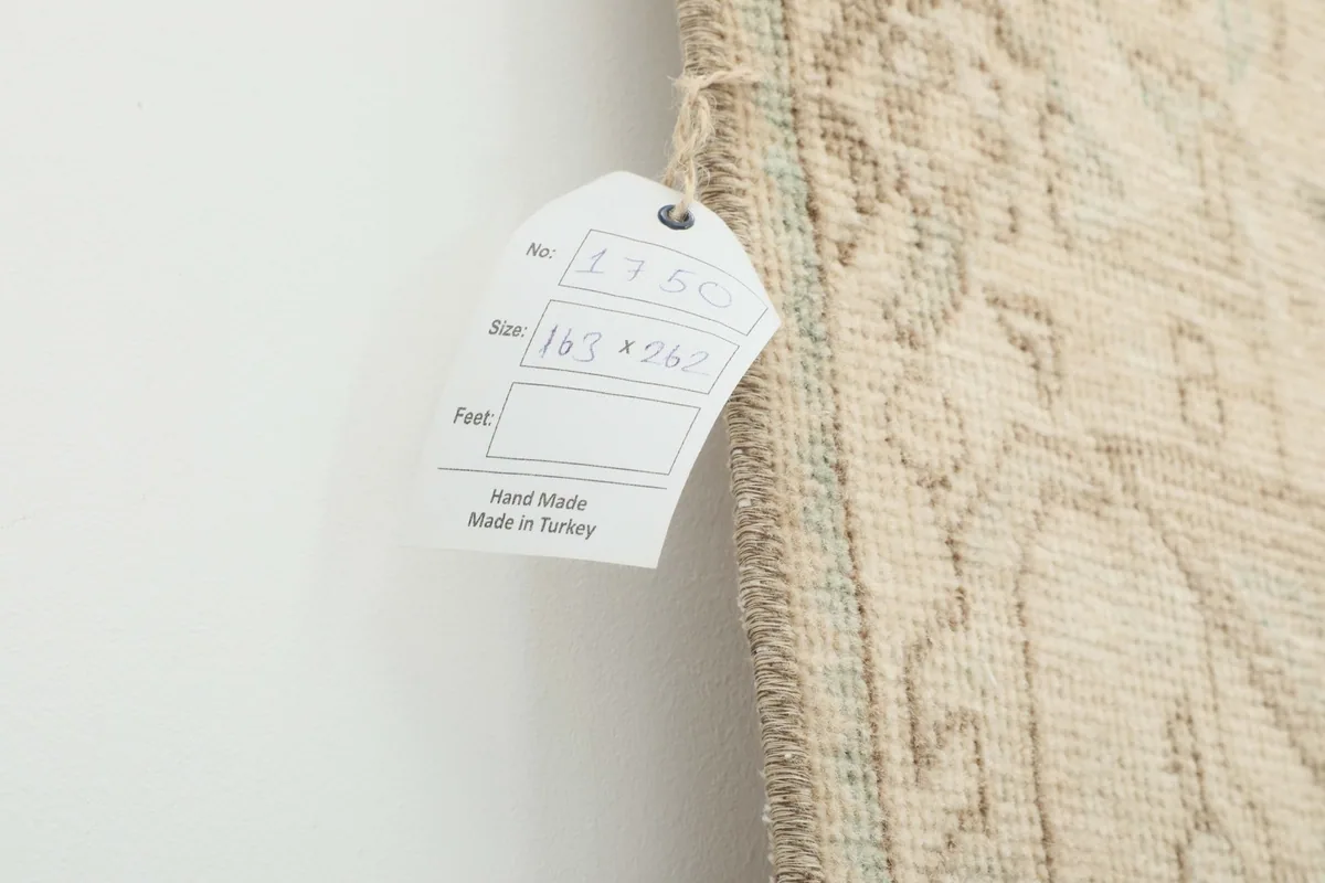 Tag showing the rug's size in centimeters (163x262 cm) and 'Hand Made in Turkey'