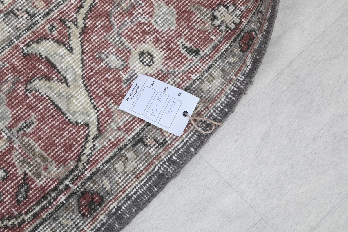 Close-up of the rug's edge with a product tag showing dimensions