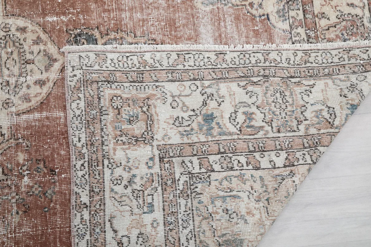 Close-up of the rug's edge, showing the short fringe and border details
