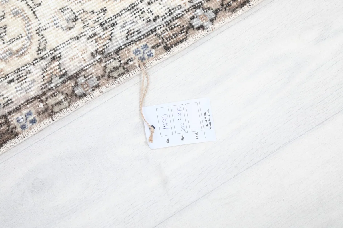 Product tag attached to the rug, displaying size and material information.