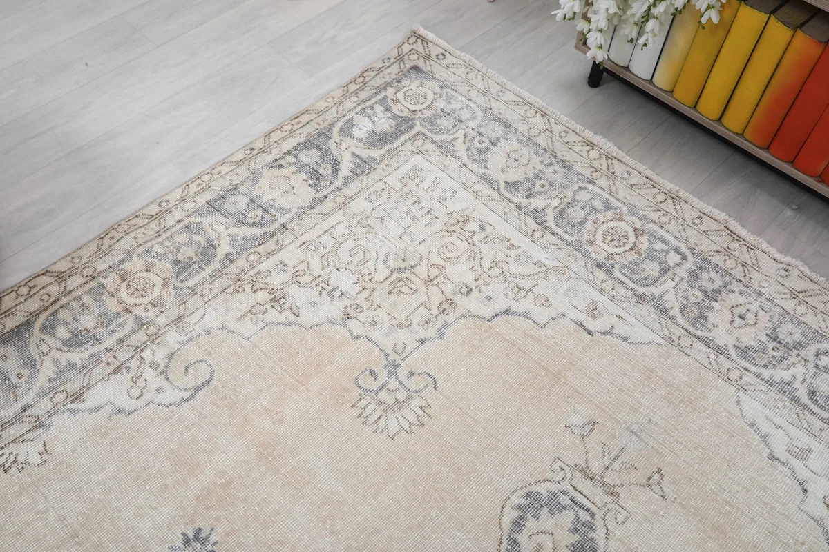 Corner detail of the rug's border, showcasing the floral and geometric motifs.