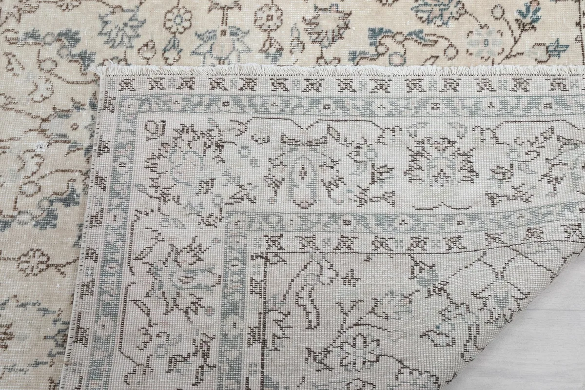 Close-up of the rug's fringe and the reverse side, showing craftsmanship