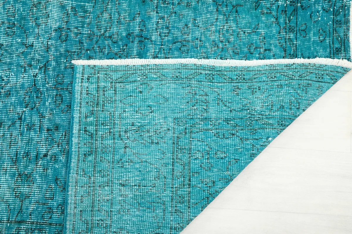 Close-up of the rug's reverse side and the hand-knotted cotton foundation