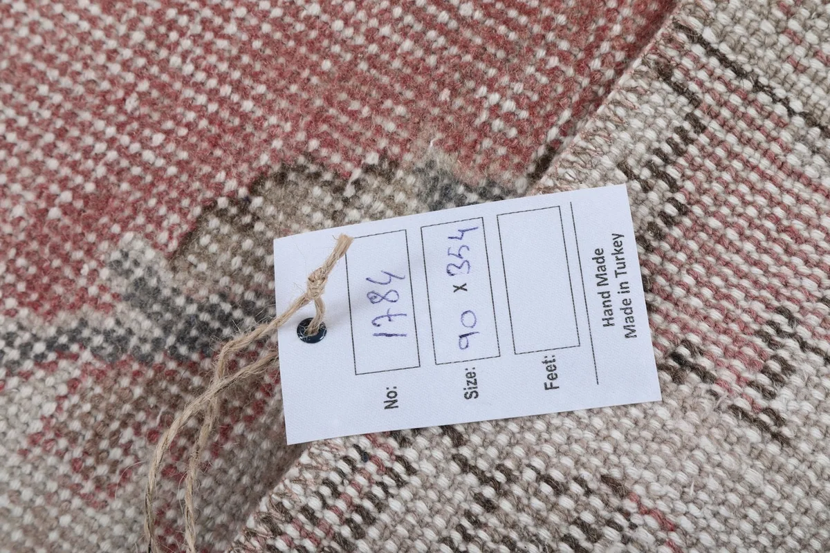 Tag showing the rug's identification number and size in centimeters.