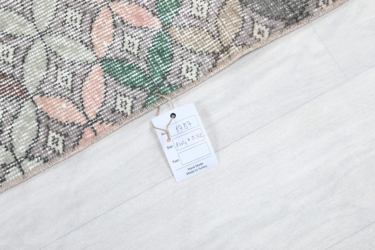 Close-up of the rug's edge with the product tag displaying size and material information