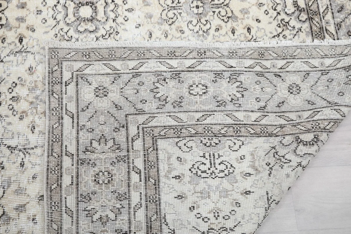 Close-up of a folded corner, showing the hand-knotted construction and fringe