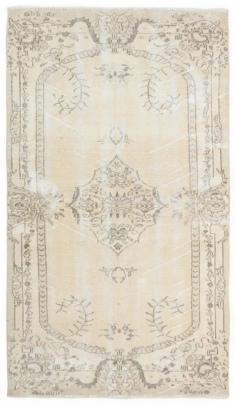 Full top view of the 4'9" x 8'4" ivory and charcoal vintage Anatolian area rug
