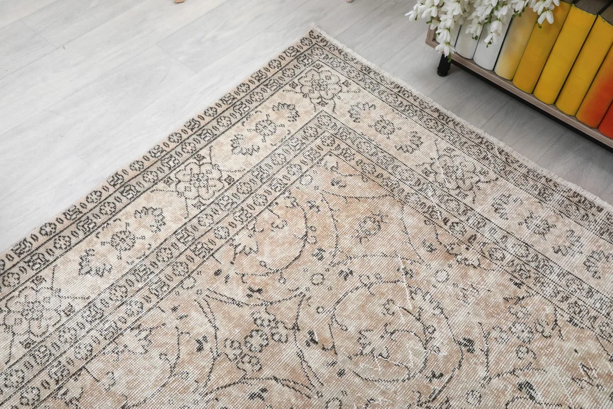 Corner view highlighting the geometric elements within the floral pattern and border